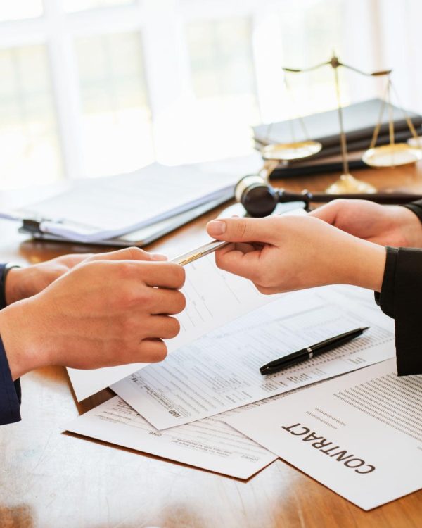 gros plan main avocats